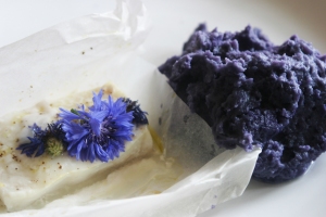 Cabillaud, fleur et purée violette via dismamanonmangequoi via blogspot.com