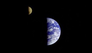 Équinoxe de printemps (image prise en 1992 par la sonde spatiale Galleo à environ 6,2 millions de km de la terre) via guydoyen.fr