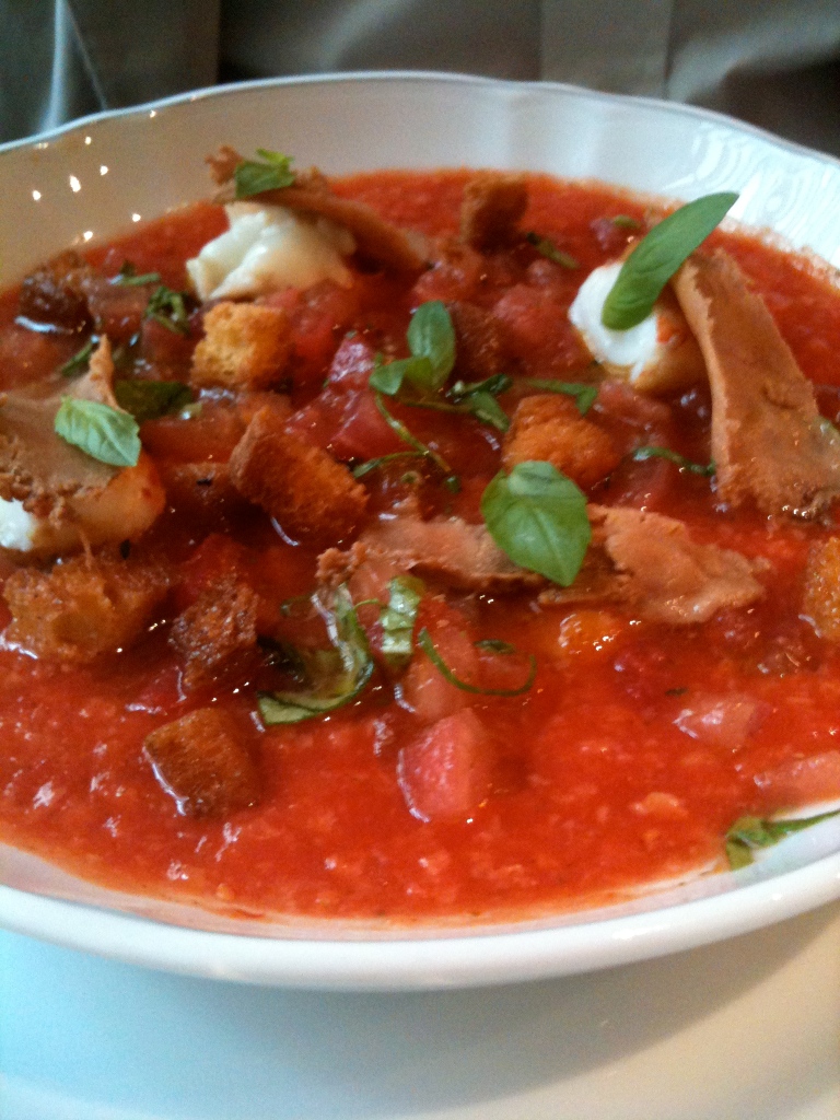 Soupe de tomate aux croûtons et mozzarella © Greta Garbure