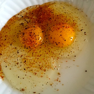 2 œufs, sel, poivre, piment d'Espelette © Greta Garbure