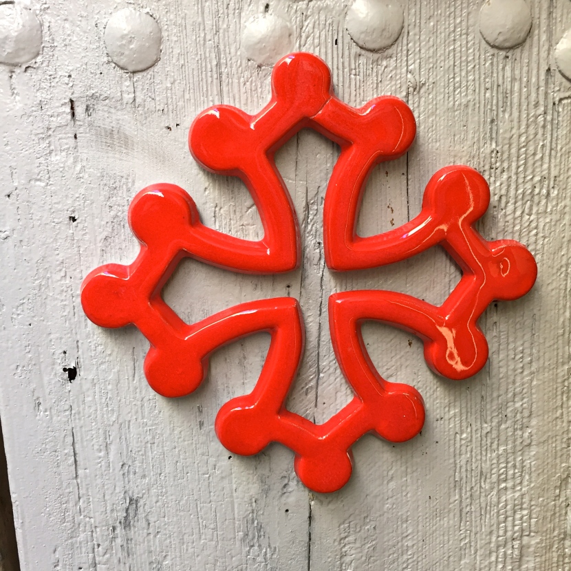 Croix du Languedoc sur une porte en bois © Greta Garbure